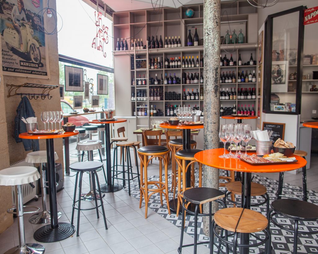 Au bon jaja bar a vins bordeaux, agencement boutique, agencement magasin, amenagement, architecte d'interieur bordeaux, agencement bordeaux, decoration d'interieur, createur d'interieur, architecture commerciale, relooking d'interieur, agencement boutique bordeaux, agencement magasin bordeaux, agencement boutique gironde, agencement boutique angouleme, galerie marchande, retail design, design d'espace, levallois perret, paris, toulouse, architecture d'interieure bordeaux, decoration retro, decoration vintage