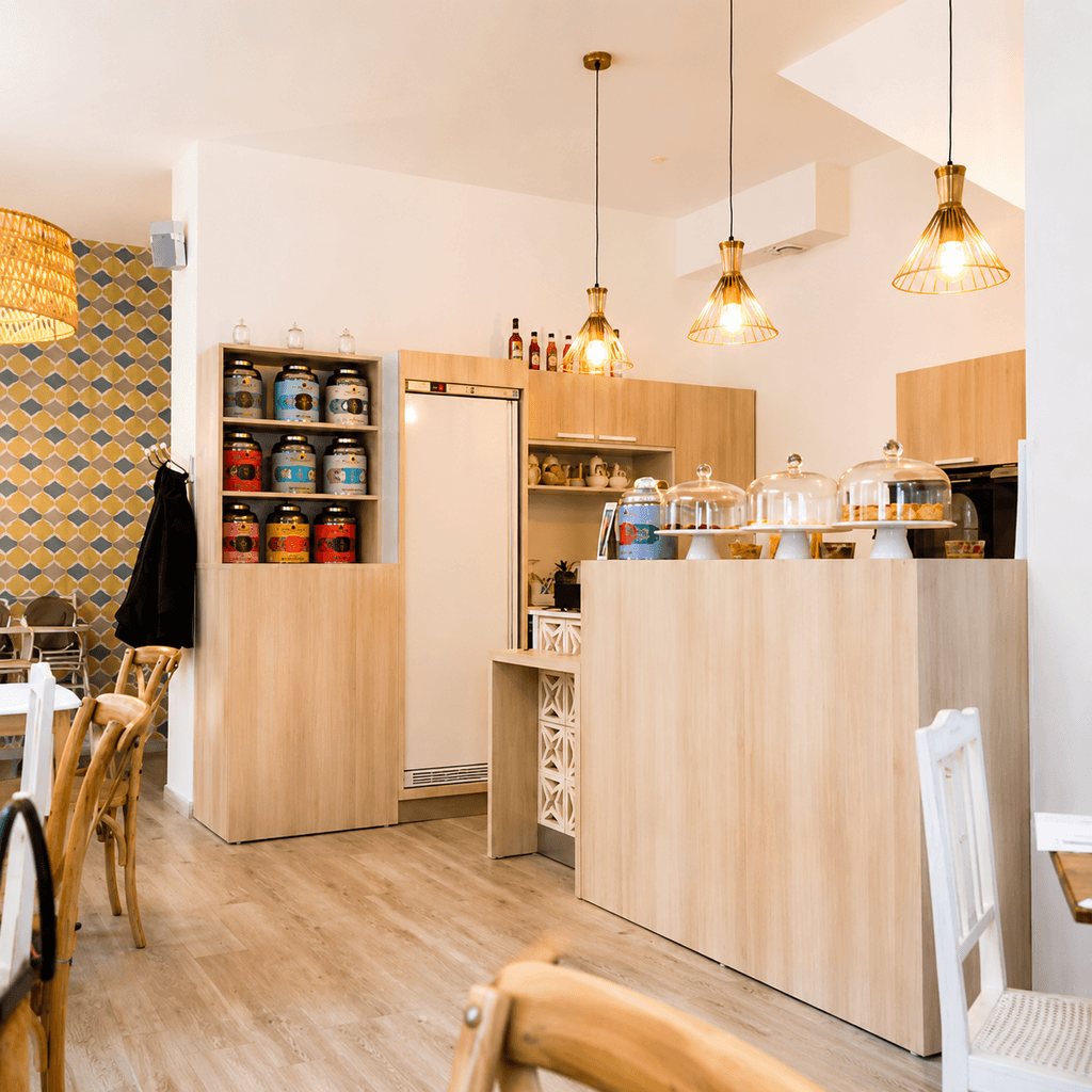 Agencement d’un salon de thé à Bordeaux avec comptoir en bois, mobilier sur-mesure et espace de service