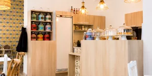 Agencement d’un salon de thé à Bordeaux avec comptoir en bois, mobilier sur-mesure et espace de service