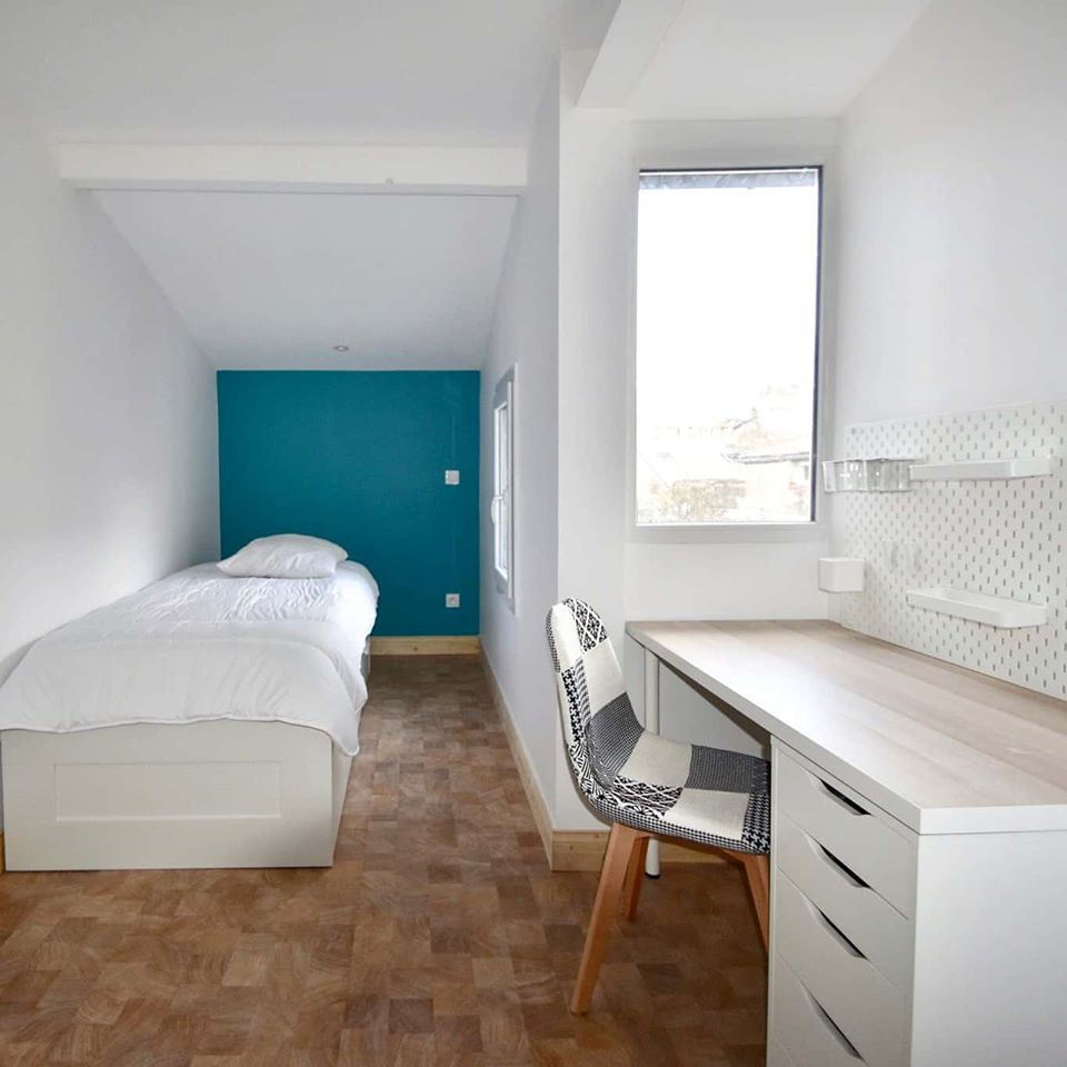 Chambre fonctionnelle dans un appartement en colocation
