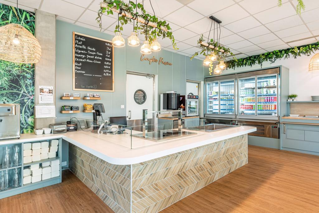 aménagement restaurant, architecte d'intérieur gironde, banquette, chaise haute, claustra, claustra bois, claustra restaurant, décoration restaurant, luminaire cannage, luminaire rotin, papier peint, papier peint végétal, papier peint vert, plafond végétal, plante suspendu, rénovation restaurant, rénovation tresses, restaurant, rotin, table bois, architecte d'intérieur tresses, architecte d'intérieur bordeaux