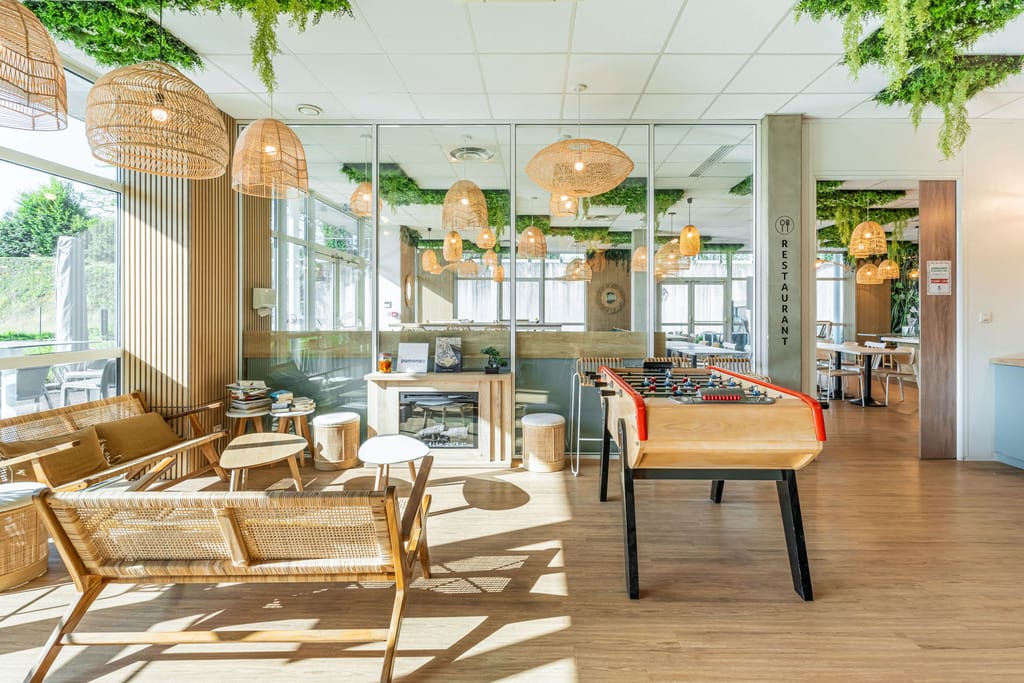 aménagement restaurant, architecte d'intérieur gironde, banquette, chaise haute, claustra, claustra bois, claustra restaurant, décoration restaurant, luminaire cannage, luminaire rotin, papier peint, papier peint végétal, papier peint vert, plafond végétal, plante suspendu, rénovation restaurant, rénovation tresses, restaurant, rotin, table bois, architecte d'intérieur tresses, architecte d'intérieur bordeaux