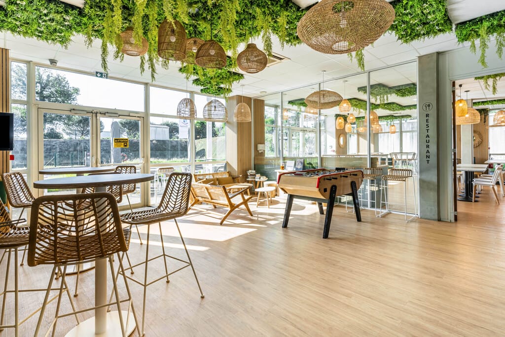 aménagement restaurant, architecte d'intérieur gironde, banquette, chaise haute, claustra, claustra bois, claustra restaurant, décoration restaurant, luminaire cannage, luminaire rotin, papier peint, papier peint végétal, papier peint vert, plafond végétal, plante suspendu, rénovation restaurant, rénovation tresses, restaurant, rotin, table bois, architecte d'intérieur tresses, architecte d'intérieur bordeaux