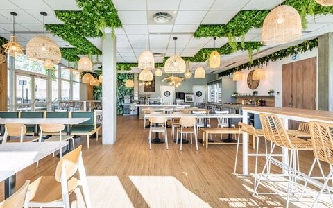 aménagement restaurant, architecte d'intérieur gironde, banquette, chaise haute, claustra, claustra bois, claustra restaurant, décoration restaurant, luminaire cannage, luminaire rotin, papier peint, papier peint végétal, papier peint vert, plafond végétal, plante suspendu, rénovation restaurant, rénovation tresses, restaurant, rotin, table bois, architecte d'intérieur tresses, architecte d'intérieur bordeaux