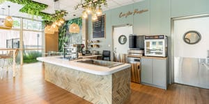 aménagement restaurant, architecte d'intérieur gironde, banquette, chaise haute, claustra, claustra bois, claustra restaurant, décoration restaurant, luminaire cannage, luminaire rotin, papier peint, papier peint végétal, papier peint vert, plafond végétal, plante suspendu, rénovation restaurant, rénovation tresses, restaurant, rotin, table bois, architecte d'intérieur tresses, architecte d'intérieur bordeaux