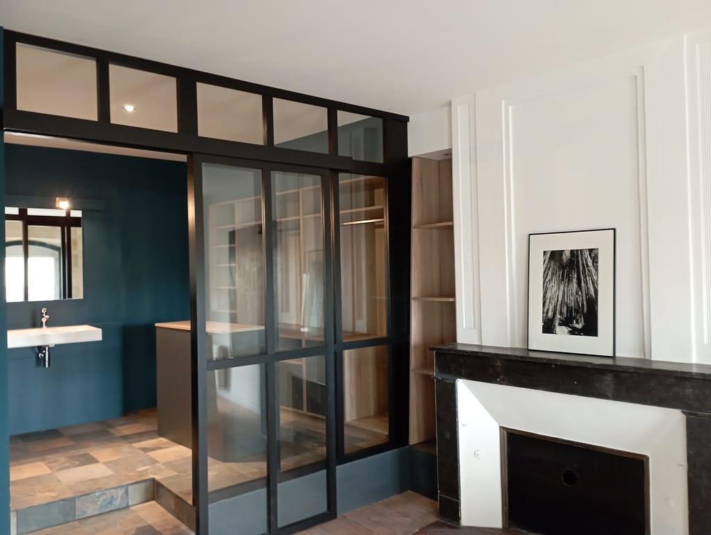 Verrière de salle de bain sur-mesure dans un appartement à Bordeaux.