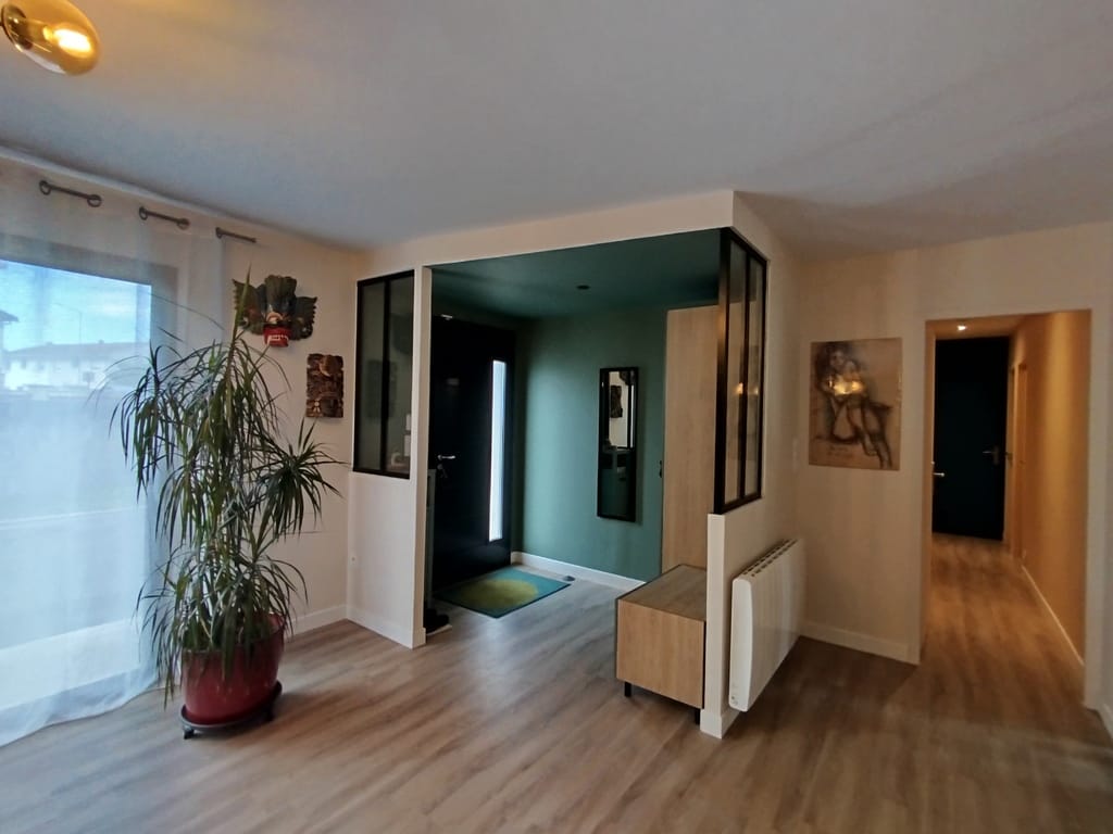 Rénovation entrée maison, Idées pour entrée maison moderne, Aménagement entrée maison, Entrée de maison avec vestiaire et espace de rangement intégré, Solutions de rangement pour une entrée de maison familiale, Rénovation complète d'une entrée avec verrière