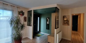 Rénovation entrée maison, Idées pour entrée maison moderne, Aménagement entrée maison, Entrée de maison avec vestiaire et espace de rangement intégré, Solutions de rangement pour une entrée de maison familiale, Rénovation complète d'une entrée avec verrière