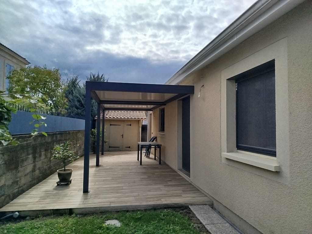 Aménagement d'une terrasse avec pergola bioclimatique motorisée et éclairage LED, Installation de pergola bioclimatique avec lames orientables pour une terrasse spacieuse, Terrasse avec pergola bioclimatique motorisée