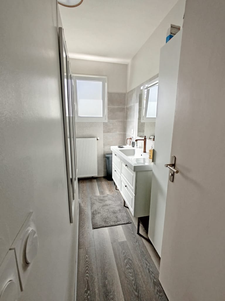 Rénovation d'une salle de bain ancienne en espace moderne et lumineux.