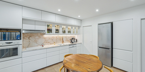 Rénovation complète d'une cuisine avec ouverture dans les murs porteurs pour agencer du meuble encastrer et créer une circulation plus adaptée.