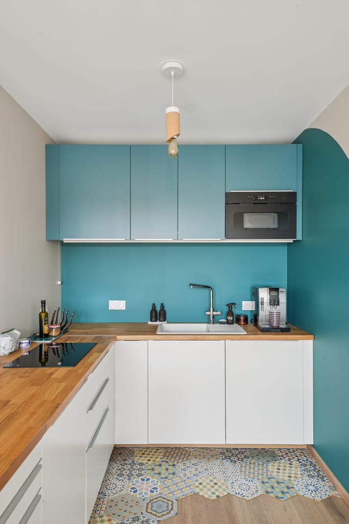 Cuisine avec carrelage carreaux de ciment et parquet bois, Cuisine blanche, murs vert foncé. Cuisine moderne sur mesure