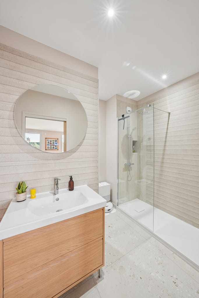Salle de bain moderne, carrelage aux inspirations industrielles. Rénovation salle de bain à Pessac