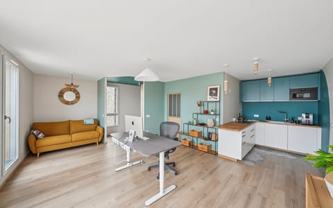 Rénovation complète d'un ancien T2 en bureau lumineux et modulable à Pessac.