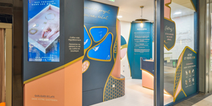 Vue générale de la boutique NUMISSIMA à Bordeaux avec mobilier sur-mesure et design élégant