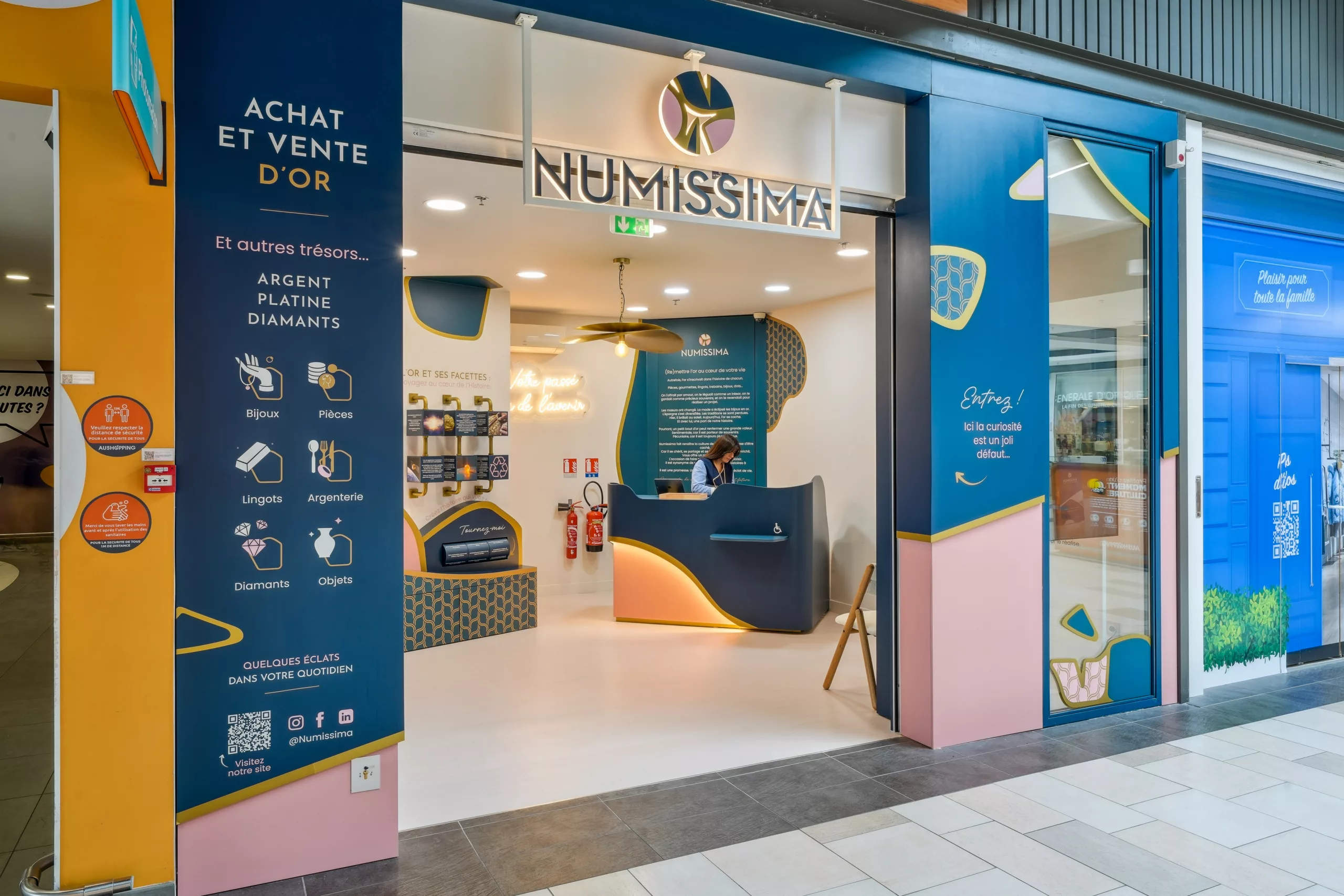 Devanture commerciale boutique NUMISSIMA centre commercial Auchan La Couronne proche d'Angoulème