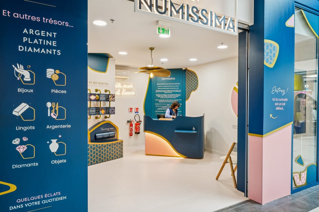 Façade extérieure boutique NUMISSIMA à Angoulême avec mobilier courbe sur-mesure