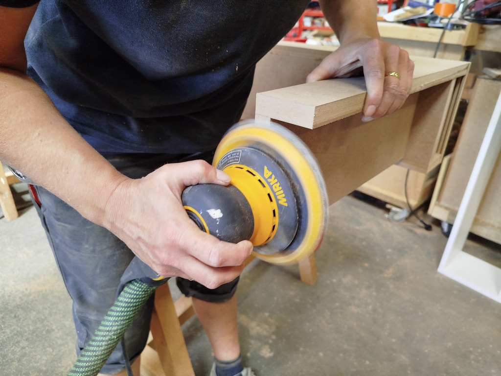 Détail de fabrication d’un mobilier sur mesure en atelier