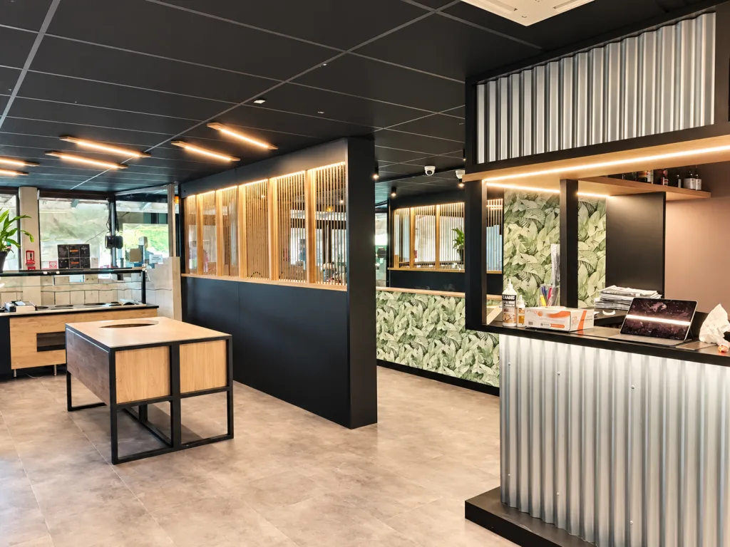Aménagement intérieur de restaurant avec mobilier sur mesure