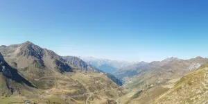 Paysage de montagne et vallée dans les Hautes-Pyrénées